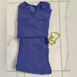 Figs women’s Blueberry Catarina top/Yola petite skinny scrub pants 2.0 Size s